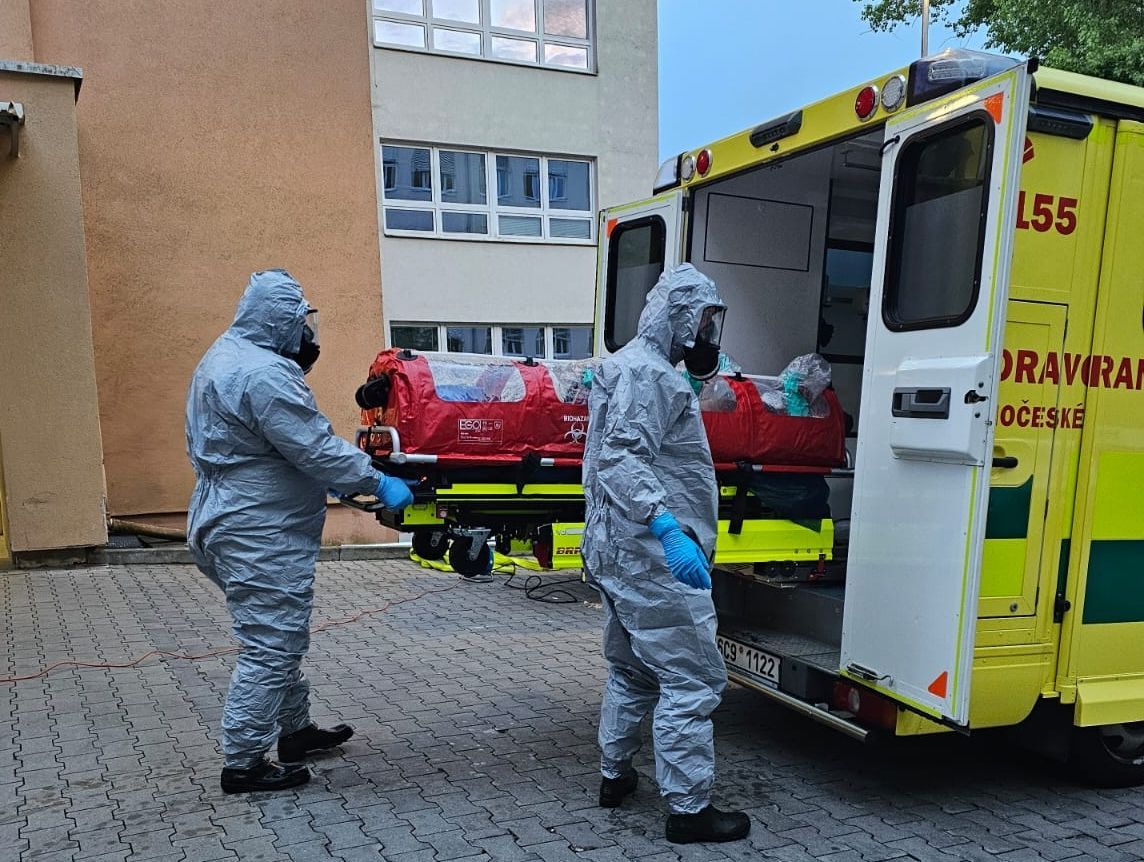 Naše vybavení pomáhá v boji s vysoce nebezpečnými nákazami - transport pacienta s podezřením na ebolu na oddělění nemocnice Bulovka